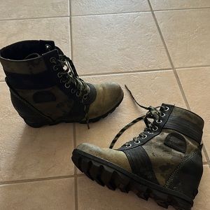 SOREL Women’s Size 10 Camo Wedge Boots